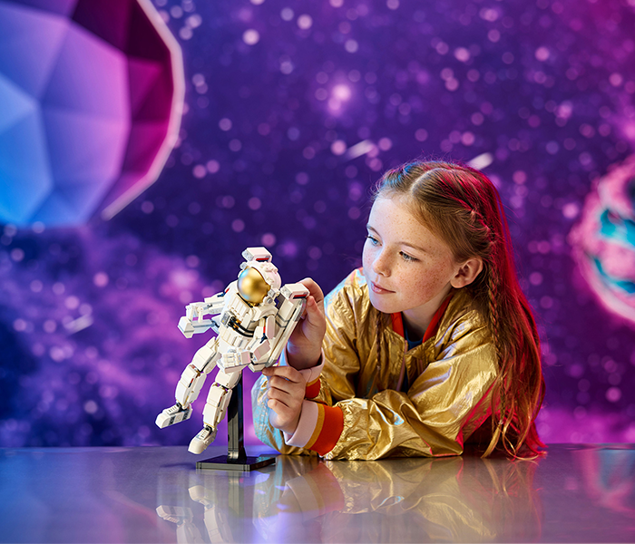 Dziewczynka bawiąca się lego astronauty
